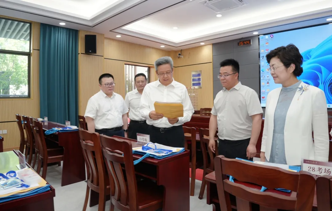 吴书记检查高考考前准备情况(14852623)-20250605195321.jpg